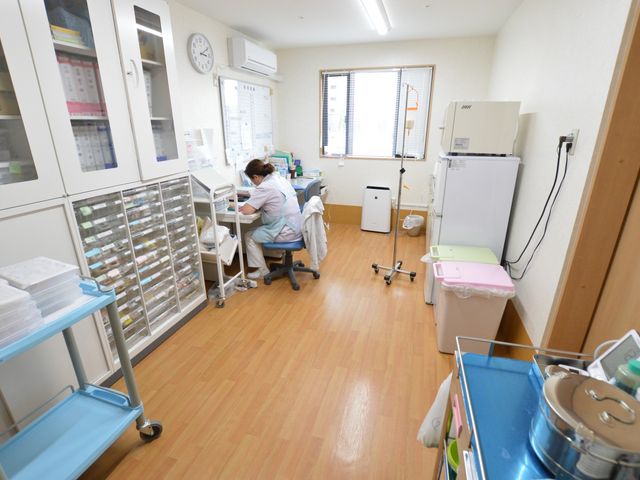 作業中のスタッフの休憩室 休憩室 明るい室内でスタッフが業務を行える環境です。効率的な動線で作業がはかどります。