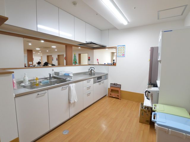 明るい調理スペース キッチン 広々としたキッチンでは、安全に配慮したオープンスペースが確保されています。収納も充実しており快適に作業できます。