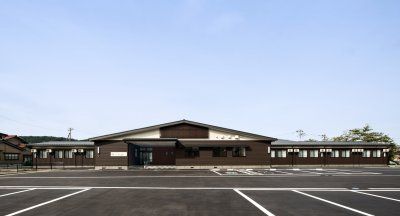 広い駐車場の施設外観