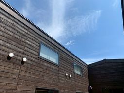 木目外壁の建物外観  