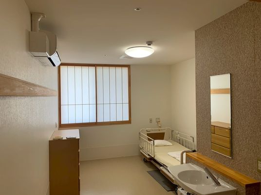 居室のベッドと洗面台  