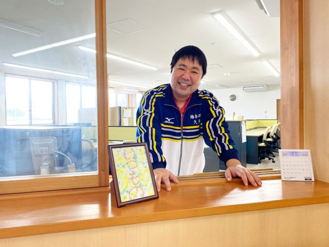 笑顔のスタッフがいるフロント フロント 笑顔で応対するスタッフがお迎えする、明るい雰囲気の受付エリアです。快適な環境で、安心の生活をお支えします。
