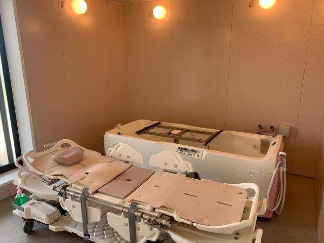 介護用浴槽のある浴室 浴室   明るい照明がついた浴室です。介助しやすい浴槽が備わっており、入浴支援の場面をイメージできます。