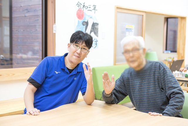 落ち着いた談話スペース リビング 明るい空間が広がる貴重な交流の場です。利用者同士がリラックスして過ごせる場所です。
