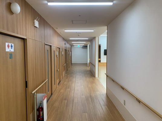 手すり付き廊下  