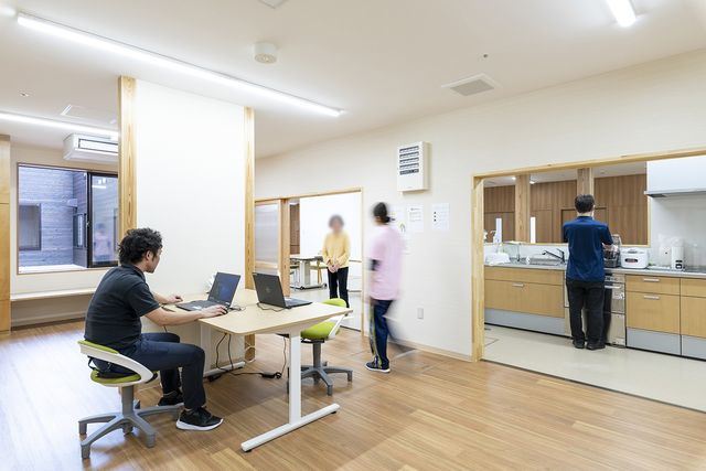 開放感のある共有スペース 内観 広々とした明るい空間で、スタッフが活動しやすい環境です。自然光が心地よく差し込みます。