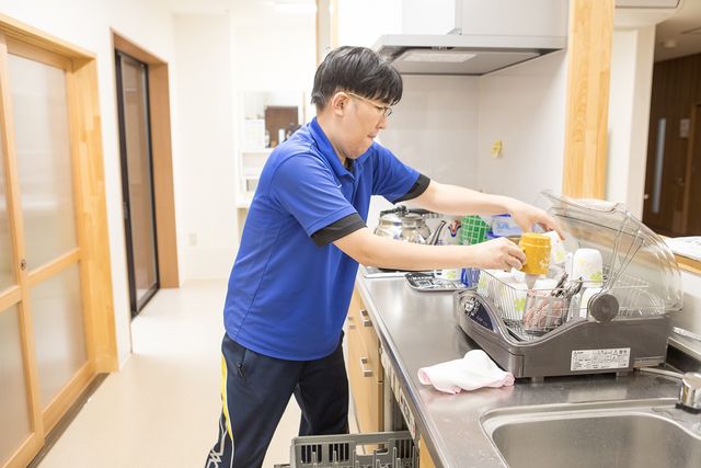調理活動のあるキッチン キッチン 職員が活動中のキッチンです。清潔に保たれ、快適な環境での作業が実現しています。