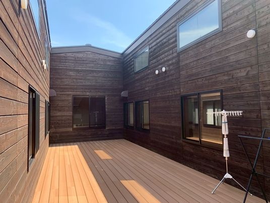 木目調のテラスです  