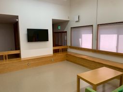 明るい共用リビング  