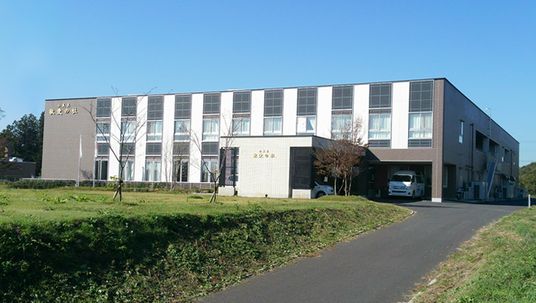 広々とした建物外観
