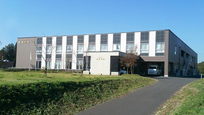 広々とした建物外観