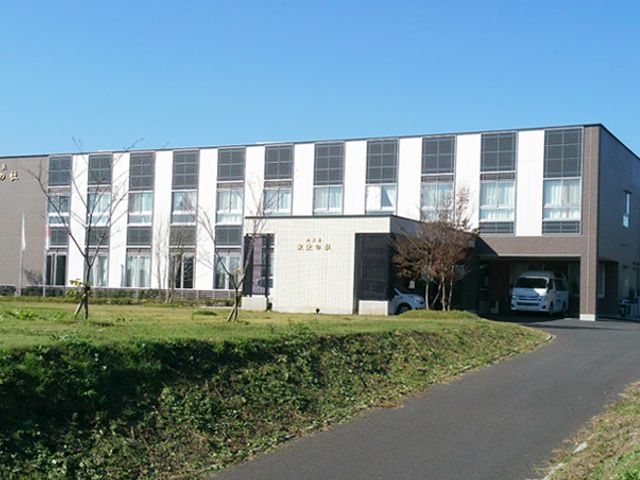 広々とした建物外観 外観 広々とした敷地に建つ施設外観です。明るい青空が広がり、自然に囲まれた環境です。