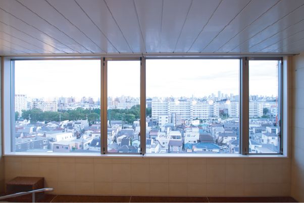 大きな窓のある室内
