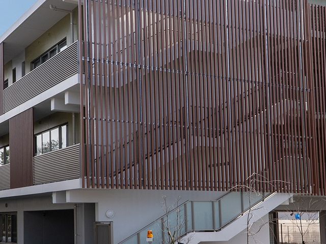 木目調の外観 外観   縦格子が印象的な落ち着いた外観です。各階にバルコニーがあり、明るい印象を受けます。
