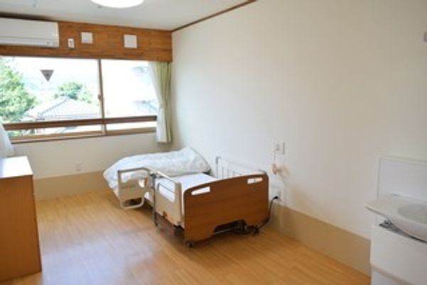 明るい窓の居室