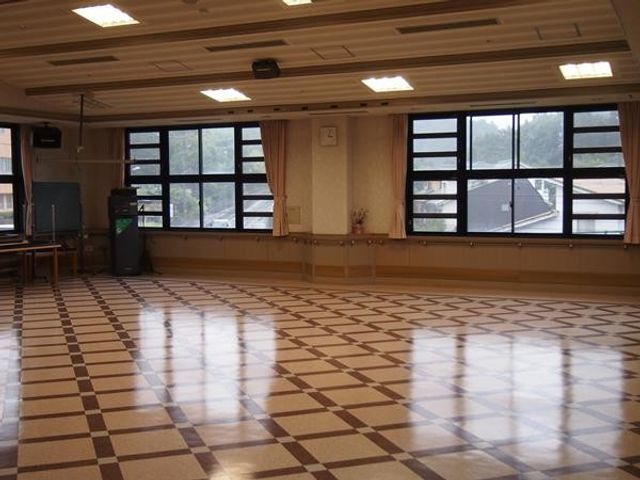 広々とした多目的室 多目的室 広々としたスペースは様々な活動に適しており、自然光がたっぷり差し込み明るく快適です。