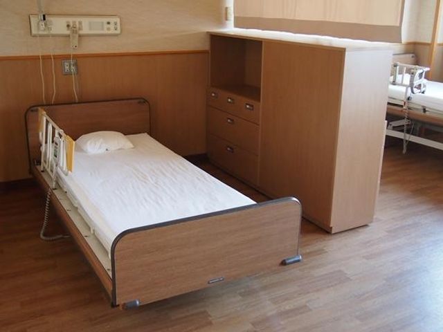 簡素で快適な居室 居室   木製家具が配置された居室は、落ち着いた雰囲気で快適に過ごせます。