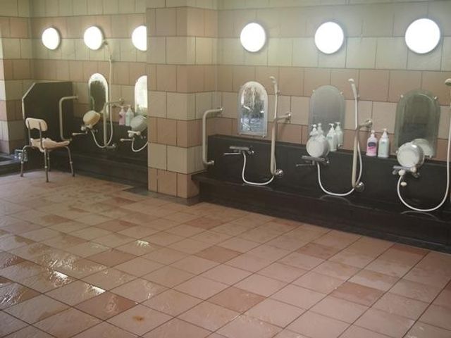 設備の整った浴室 浴室 広々とした浴室で、使いやすいシャワー設備が整っています。利用者が快適に入浴できる空間です。