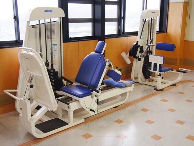 機能訓練室の設備 機能訓練室 自然光が差し込む明るい空間で、身体を動かす設備が揃っています。快適で使いやすい環境です。