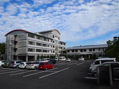 広々とした駐車場の外観