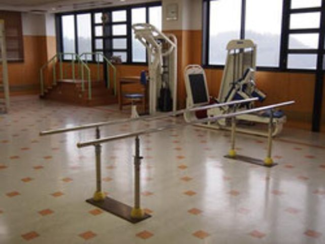 機能訓練室の器具 機能訓練室 自然光が差し込む機能訓練室です。リハビリ器具が揃い、設備の整った環境になっています。