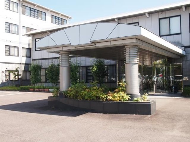 開放感のあるエントランス エントランス 対象者を迎え入れる開放的なエントランスです。植物が彩りを添え、明るい印象を与えます。