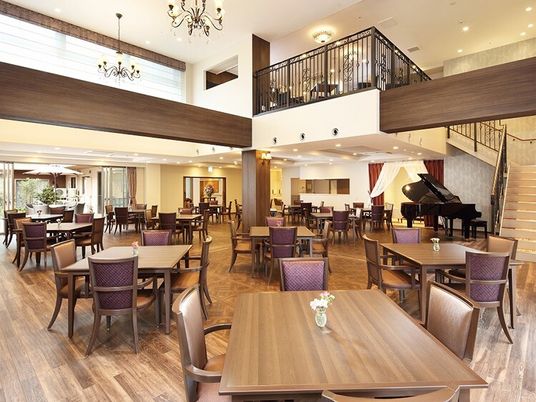 明るく広々とした食堂