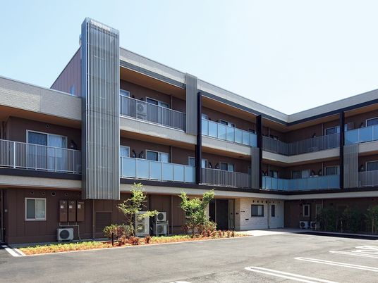 多階層の建物の外観