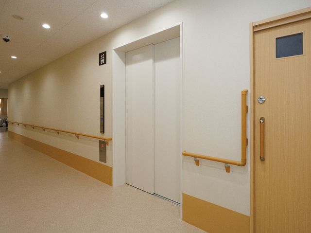 廊下とエレベーター前 エレベーター 手すりが設置された廊下は安全で歩きやすく、どなたにも使いやすい設計になっています。明るさも充分なので、快適に過ごせることでしょう。