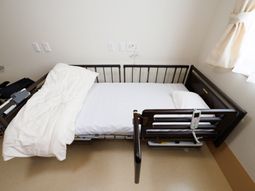 居室のベッドと周辺