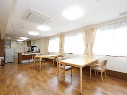 明るい食堂の様子