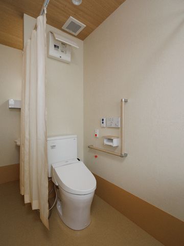 バリアフリー設計のトイレ トイレ 手すり付きの清潔感あるトイレは、利用者の安全を配慮した設計です。快適な環境でのお手洗いが可能です。