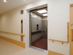 明るい廊下とエレベーター