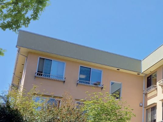 暖かみのある外観の建物