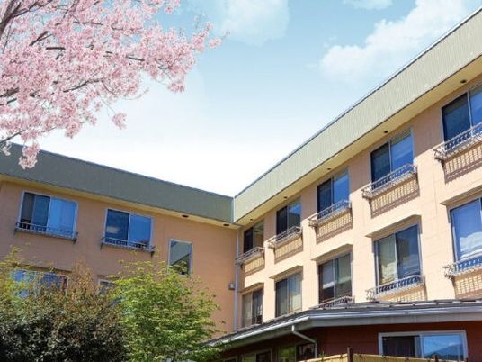 桜と共に映える外観