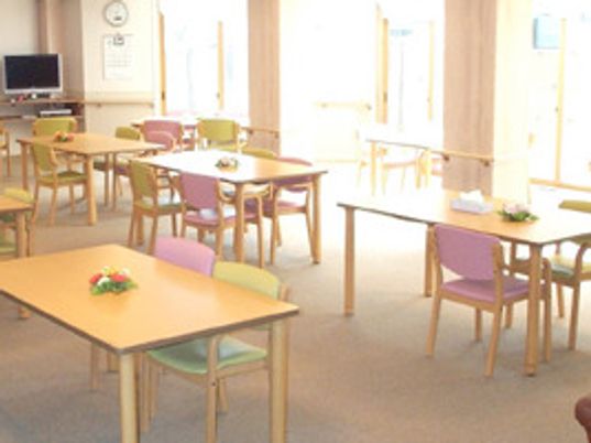 共有ラウンジの明るい座席