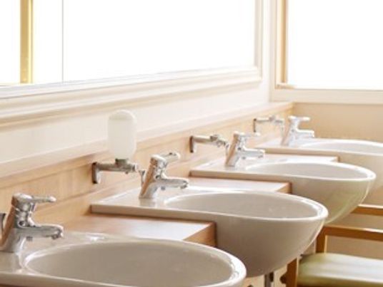 清潔な洗面台並ぶ空間