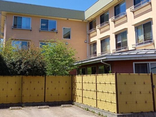 黄色い塀と建物の外観