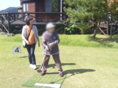 庭でのスタッフと利用者