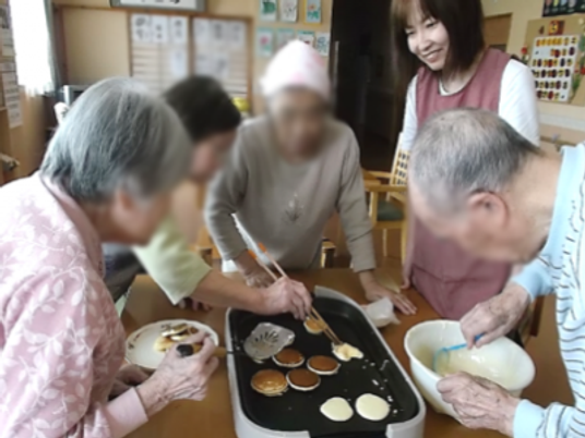 お菓子を作る風景