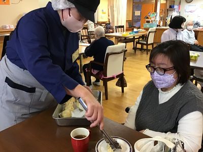 利用者と接するスタッフ食堂