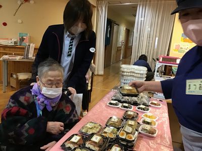 職員の配膳作業
