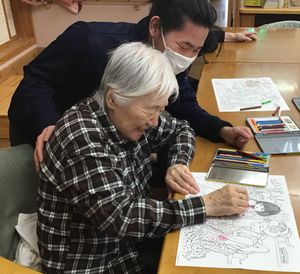 高齢者と共に笑うスタッフ