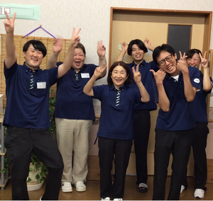 元気なスタッフの集合場面