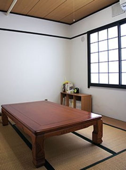 和室の座卓と窓