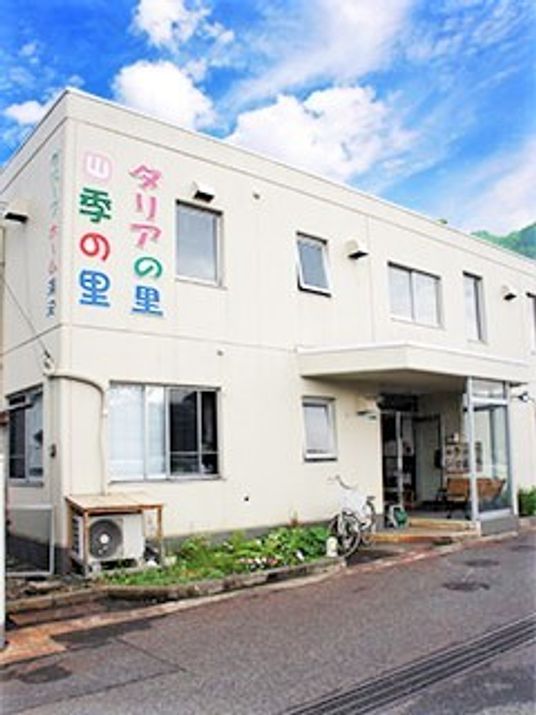 白壁の建物と青空
