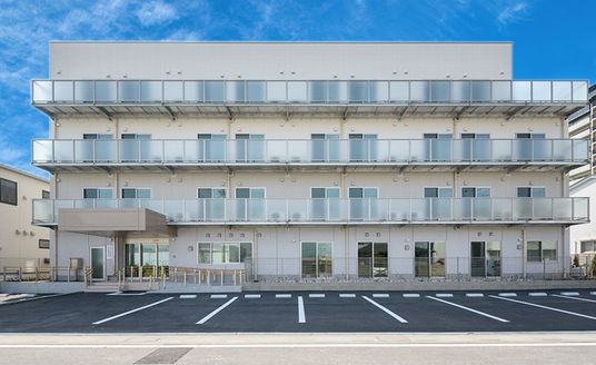 3階建ての建物の外観