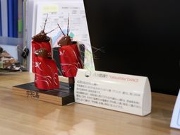 手作り人形と案内プレート