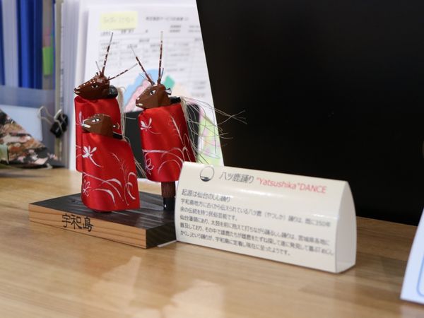 手作り人形と案内プレート