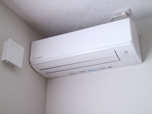 壁に取り付けられたエアコン